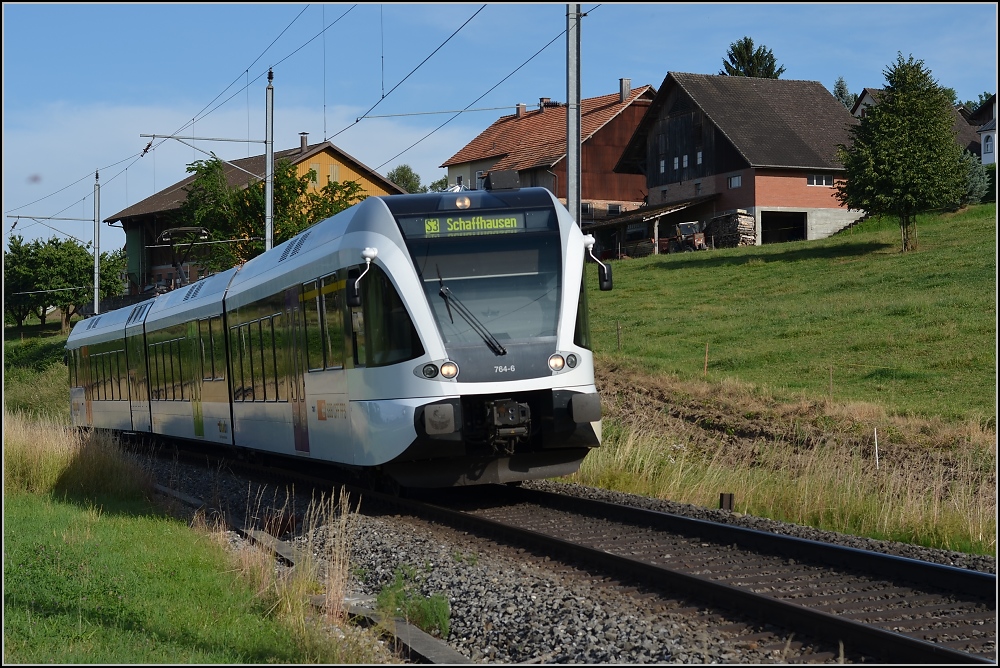 GTW der S8 entlang des Bodensees am Bahnübergang in Triboltingen. Juni 2011.