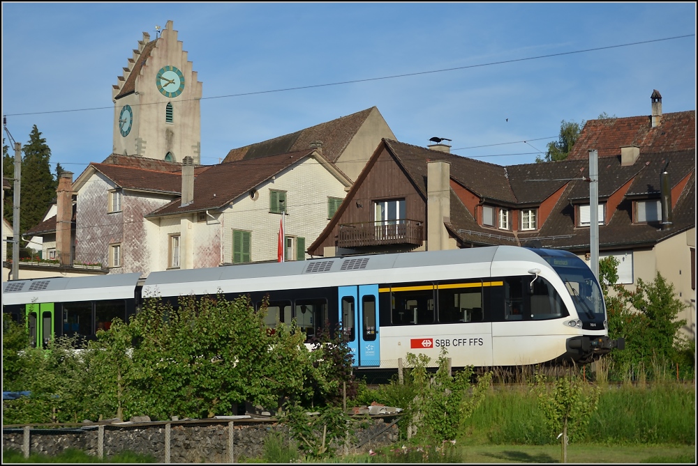 GTW der S8 entlang des Bodensees in Ermatingen. Juni 2006.