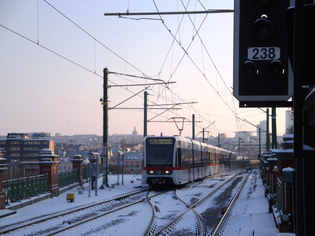 Grtellinie: Ein Zug der Linie U6 kurz vor der Einfahrt in die 
 Station Gumpendorferstrae. (20.12.09)
