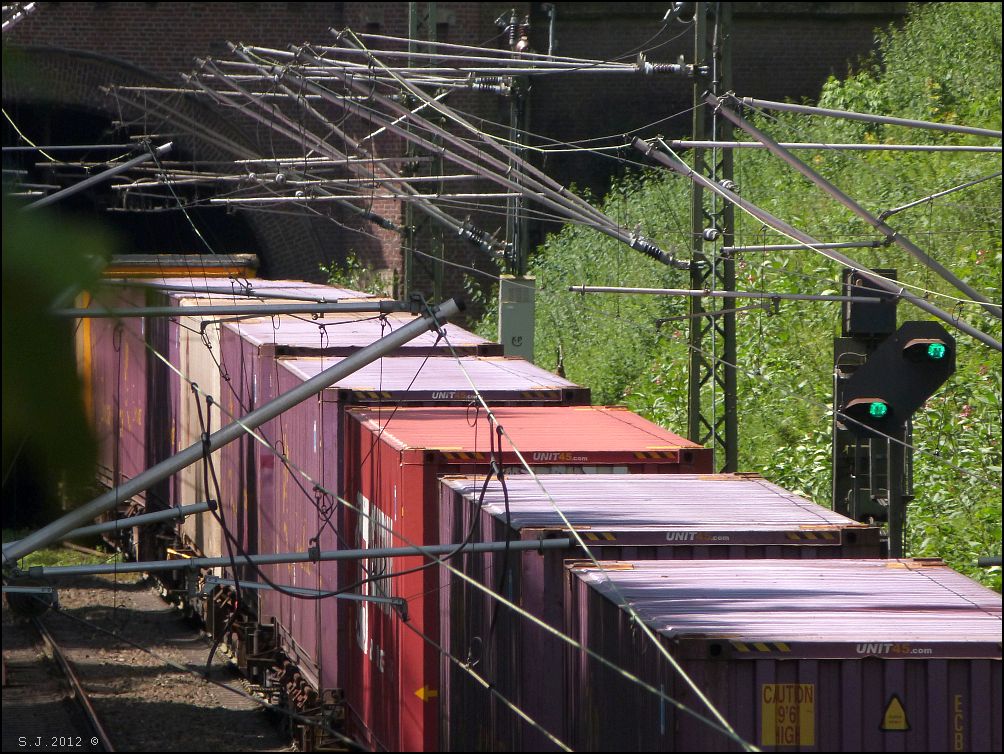 Gterfracht auf der Montzenroute auf dem Weg nach Belgien.Mal anders gesehen. Eine Momentaufnahme am Gemmenicher Tunnel bei Reinhartzkehl Kr.Aachen im Juli 2012.