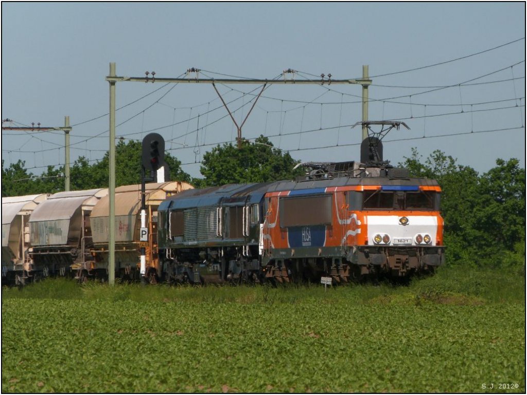 Gterfrachtverkehr auf der Niederlndschen Strecke Roermond - Maastricht.
Die 1621 (Husa), der Nederlands Spoorwegen mit einer Class66 und diversen Gterwagen
am Haken in Momentaufnahme. Location: Echt/NL Mai 2012.