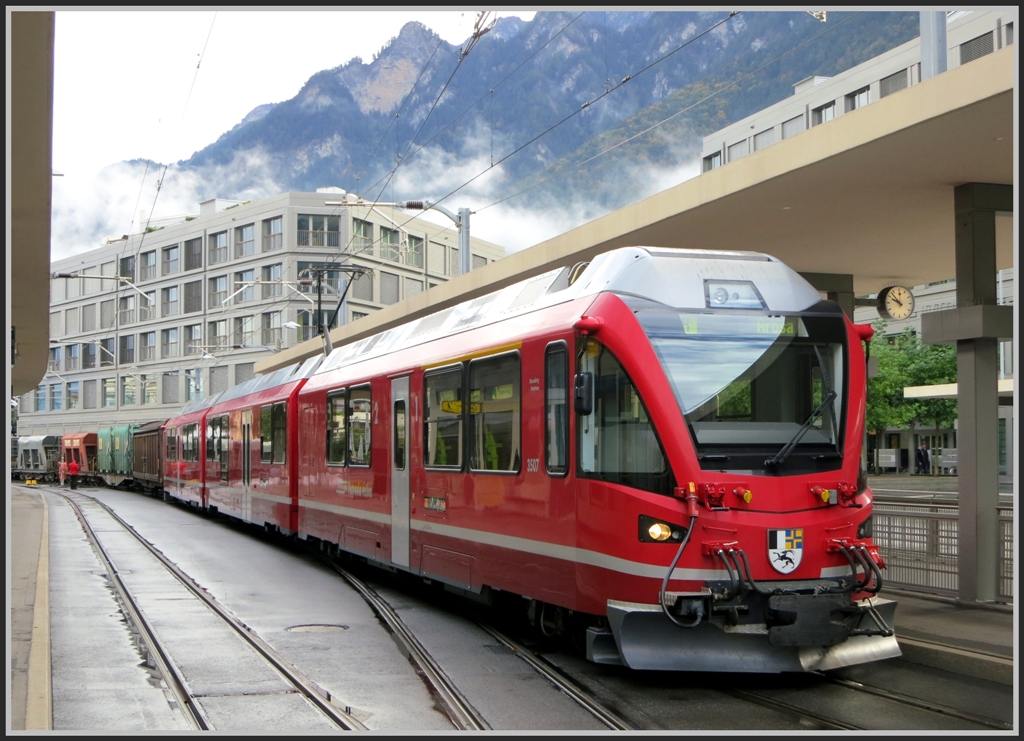 Gterlast nach Arosa mit R1429 und ABe 8/12 3507  Benedetg Fontana  in Chur. (10.10.2012)