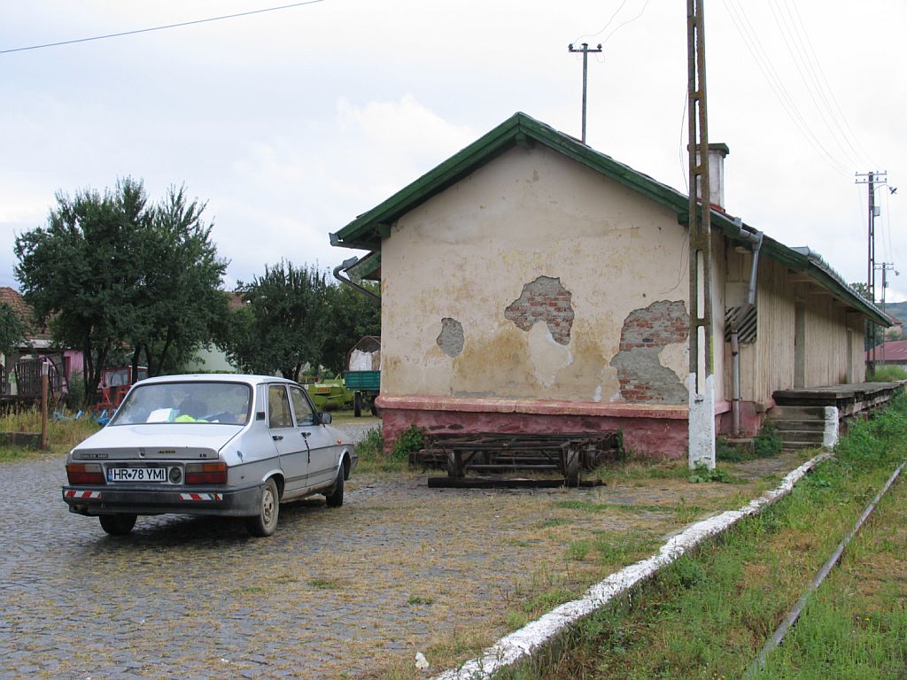 G�terschuppen auf Bahnhof Cristur am 31-8-2010.