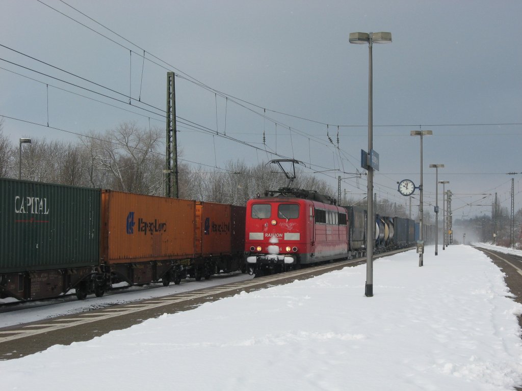 Gterverkehr in Eislingen(Fils): An Gleis 1 wurde ein schwerer Gterzug von smtlichen Zgen berholt, wie diesen mit 151 ***.