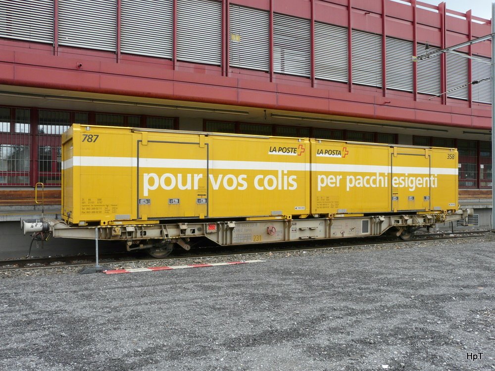 Gterwage Typ  Lgnss  43 68 443 3 231-8 mit Postcontainer im Bahnhofsareal von Thun am 21.03.2010