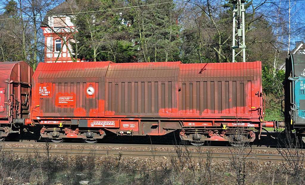 Gterwagen 477 7 566-1 Schimmns innerhalb eines gemischten Gterzuges bei Bonn-Oberkassel - 02.03.2011