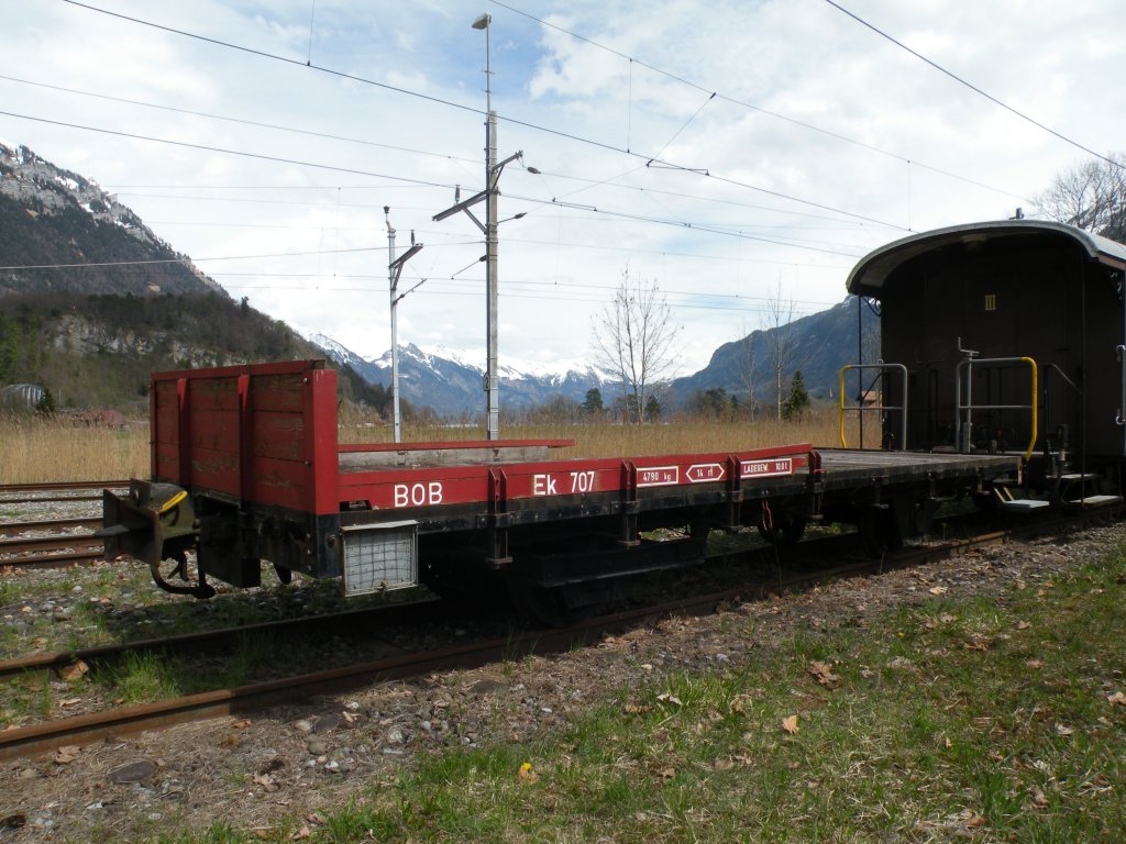 Gterwagen der BOB mit der Betriebsnummer Ek 707 auf einem Abstellgleis beim Bahnhof Interlaken Ost. Die Aufnahme stammt vom 21.04.2012.