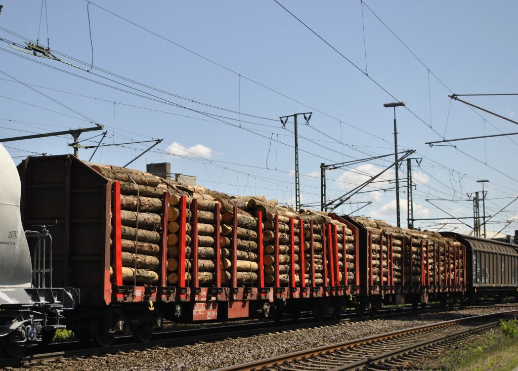 Gterwagen mit Holz beladen am 03.05.2011 in Lehrte.
