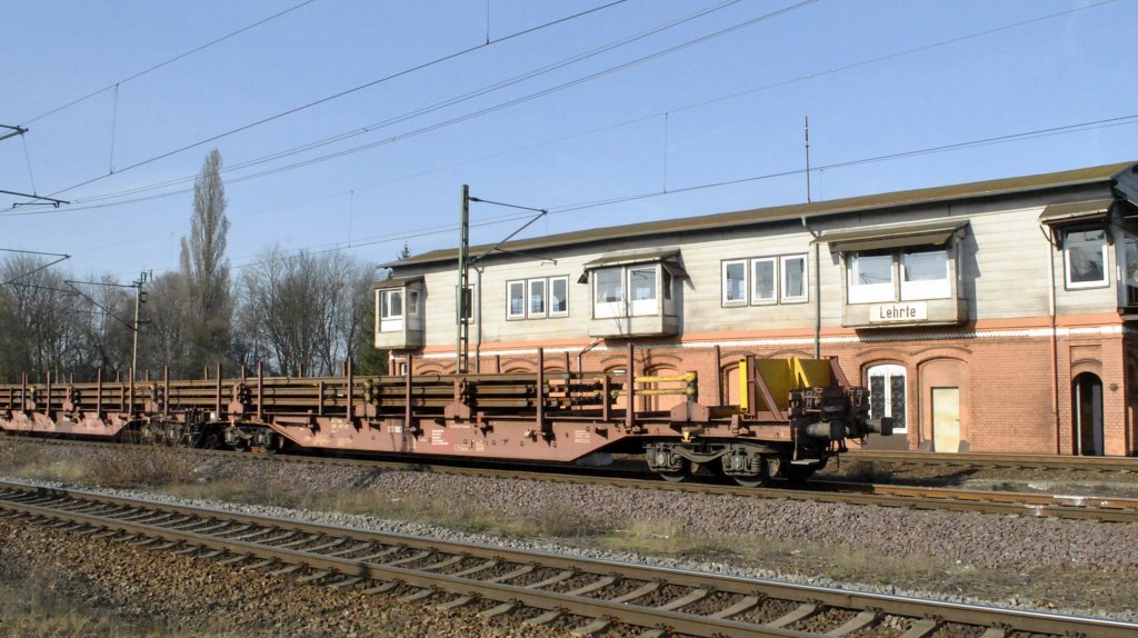 Gterwagen mit Schienentrangen in Lehrte am 27.03.2012.