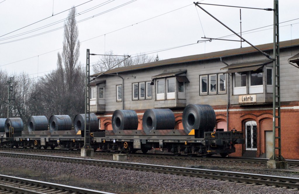 Gterwagen mit Stahlblechrollen beladen am 03.02.2011 in Lehrte.