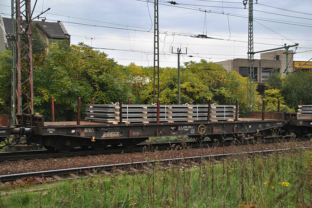 Gterwagen mit Stahlplattenwagen beladen in Lehrte, am 06.10.10.