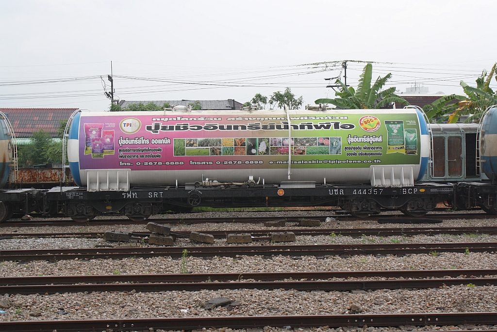 Güterwagen mit Totalwerbung: บ.ซ.ล.444357 (บ.ซ.ล. =B.C.P./Bogie Cement Pressure Discharge Wagon, Meishan - China, Bauj. 1997, Fabr.Nr. 0571997.3) am 12.Jänner 2012 in der Hat Yai Junction. 

