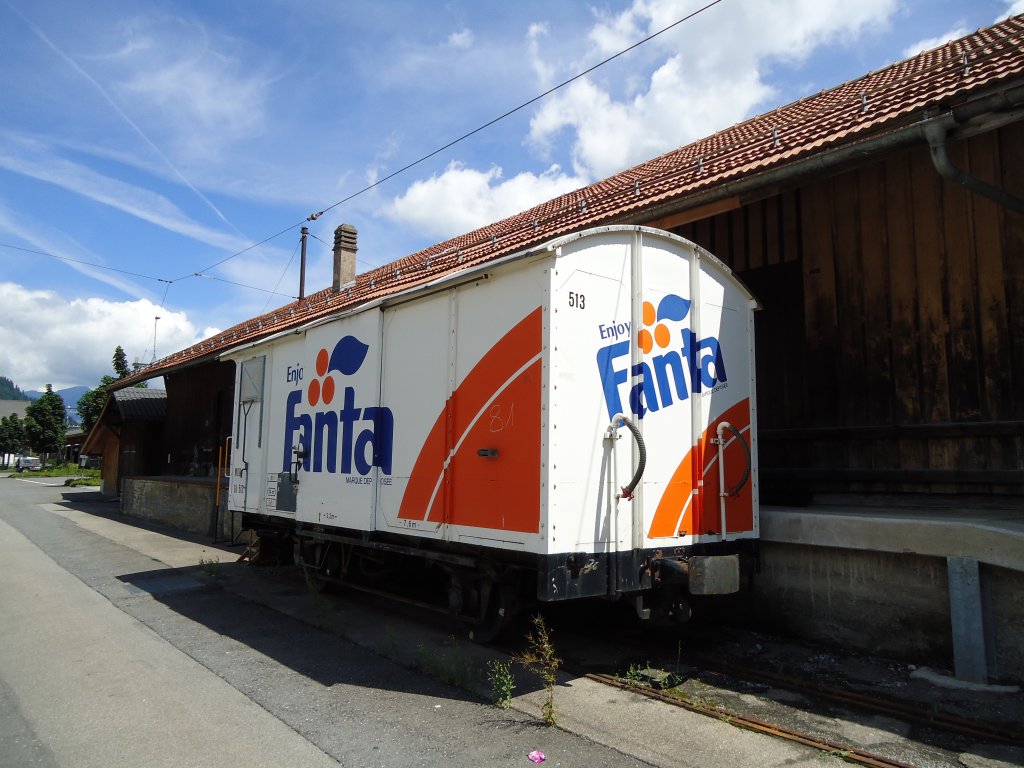 Gterwagen Nr. 513 der MOB mit Fanta-Werbung am 25. Juli 2010 beim Bahnhof Zweisimmen