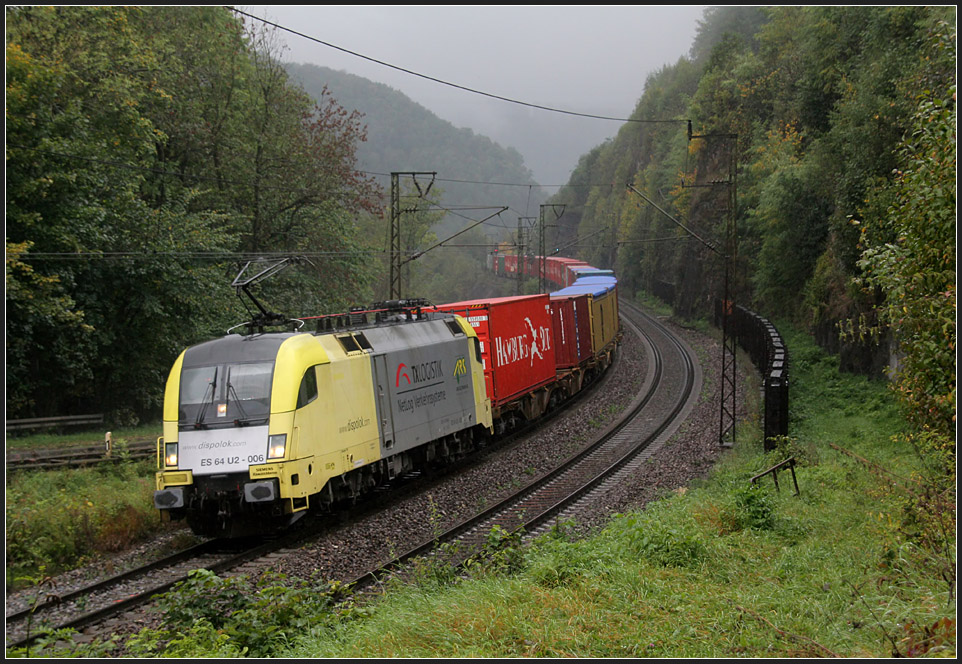 Güterzug auf der Geislinger Steige -

Mal ein klassisches Bahnbild an bekannter Fotostelle von mir, allerdings bei einem Wetter aufgenommen, wo man sonst lieber zuhause bleibt. Nur ein verabredetes Treffen mit K. Sauerbrey, veranlasste uns (und ihn) trotzdem an so einem Tag dem Hobby Bahnfotografie nachzugehen. Wir bereuen es nicht es gewagt zu haben. 

25.09.2010 (M)