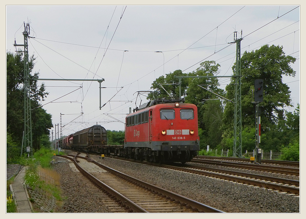 Gterzug auf der Strecke Berlin-Dresden durchfhrt den Bhf Uckro am 11.08.2010  