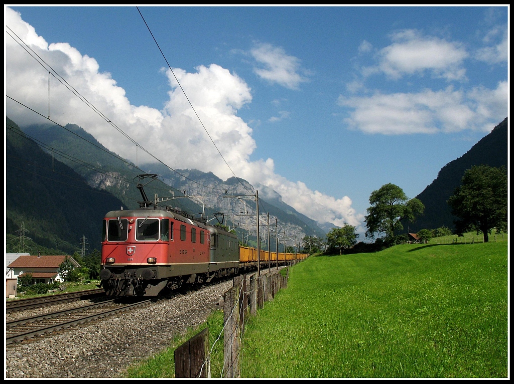 Gterzug bei Erstfeld.
Eine Re 10/10 begibt sich auf die krftezehrende Fahrt, den Gotthard hinauf.
Juli 2008