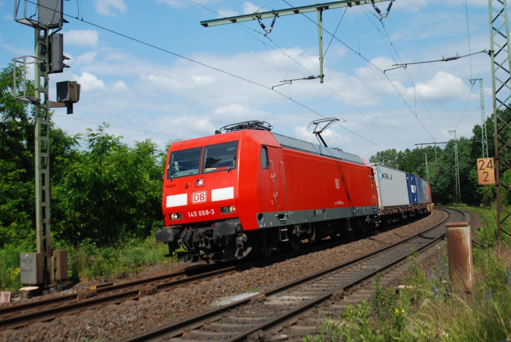 Gterzug gezogen von 145 068-3 am 22.06.2010 am Einfahrtsignal von Hanau.
