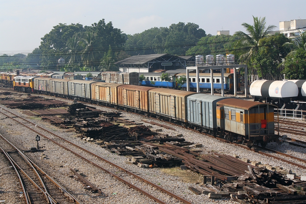 G�terzug gezogen von der GEK 4009 (Co'Co', de, General Electric, Bj.1963, Fab.Nr. 34858) verl�sst am 28.Oktober 2010 den Bf. Hat Yai Junction.
