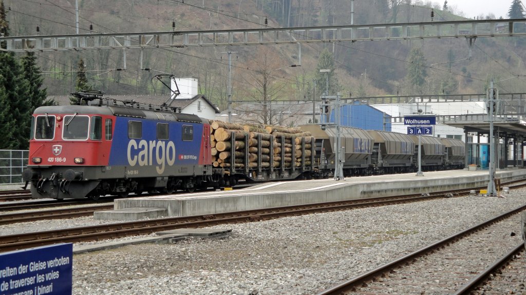 Gterzug im Luzerner Hinterland: Am 20.04.10 zog die Re 420 186-9 einen GZ, bestehend aus einem beladenen Holztransportwagen aus Wolhusen und 4 Getreidesilowagen mit Ziel Malters. Der Gterzug, der von Huttwil her kam legte in Wolhusen einen 3/4-stndigen Halt ein, um eben diesen ersten Wagen einzureihen. ber das Gleis im rechten Bildrand musste die Lok den Wagen abholen.
