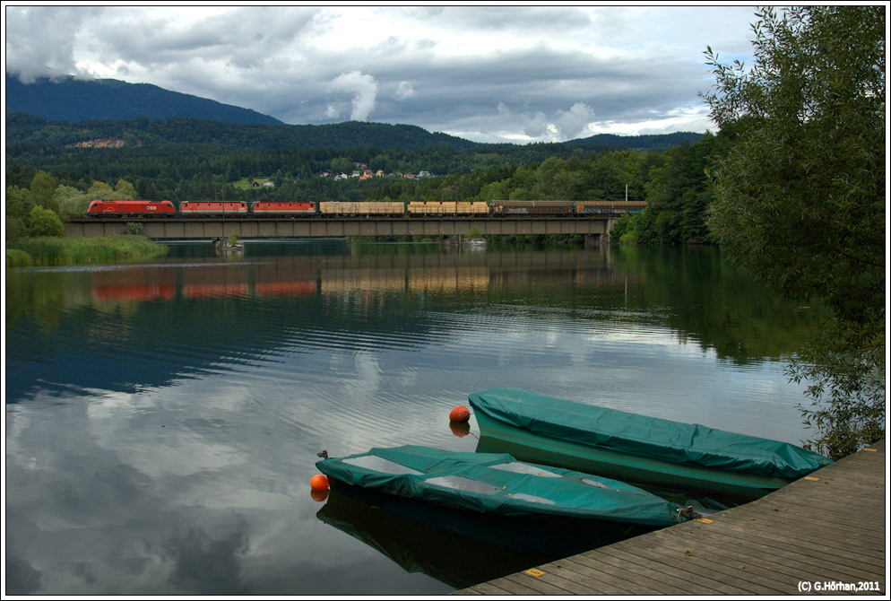 G�terzug mit 1216 und 2x 1x44 auf der Drauschleife bei Wernberg, 25.7.2011