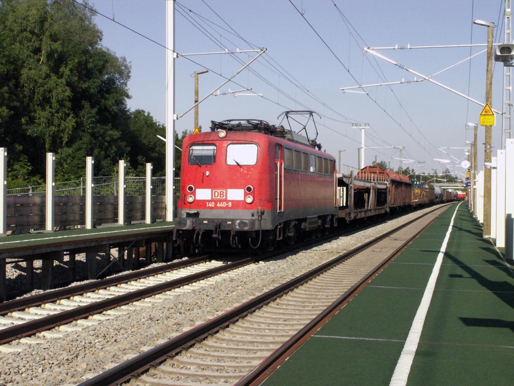 Gterzug mit der 140 440 auf der Fahrt von Mnchen nach Augsburg - hier bei der Durchfahrt in Mammendorf mit derzeitigem Hilfsbahnsteig wegen Bauarbeiten an der Strecke.