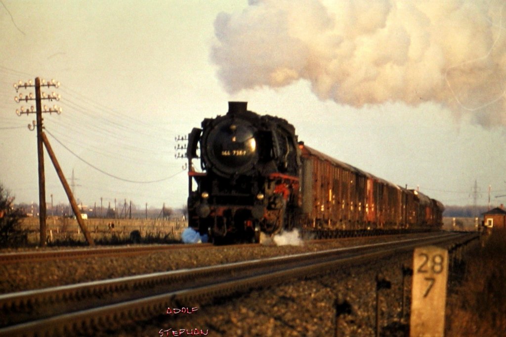Gterzug mit einer 44er Dampflok an Bahnstrecke zwischen Vhrum und Hmelerwald, aufgenommen 1971 auf Dia