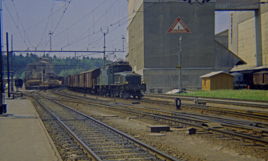 Gterzug mit Be 6/8 II Einfahrt in Wildegg von Rupperswil etwa 1974. (Scan ab Negativ)