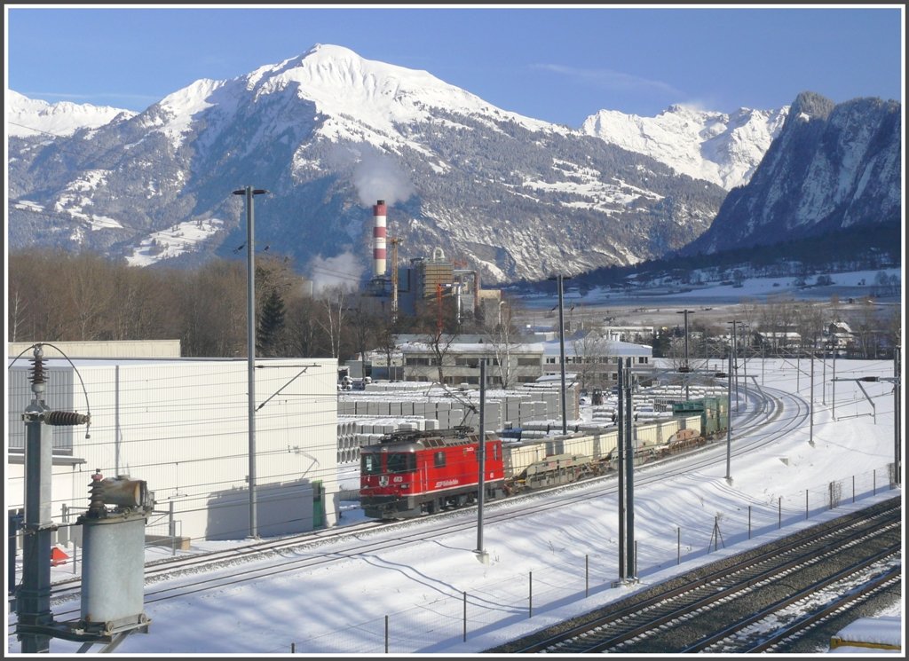 Gterzug mit Ge 4/4 II 623  Bonaduz  bei Untervaz-Trimmis. Im Hintergrund der Vilan. (01.02.2010)