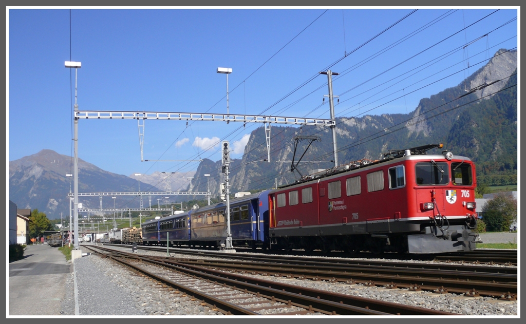 Gterzug mit Ge 6/6 II 705  Pontresina  und drei Speisewagen verlassen Untervaz-Trimmis Richtung Chur. (08.10.2010)