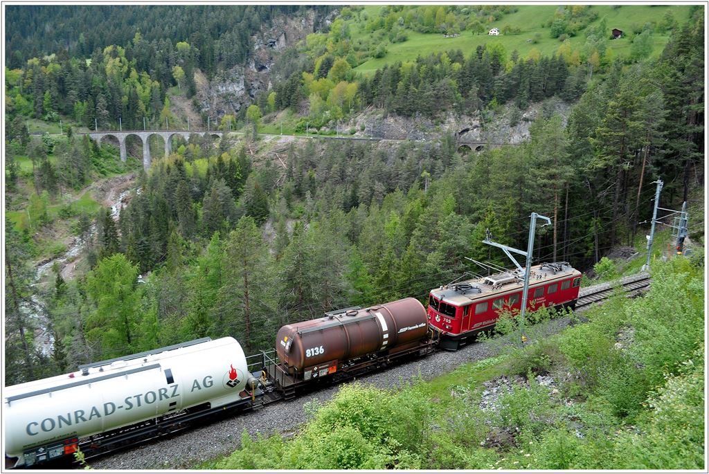 Gterzug mit Ge 6/6 II 705  Pontresina/Puntraschigna  kurz vor dem Landwassertunnel mit Blick zum Schmittentobel-Viadukt. (22.05.2013)