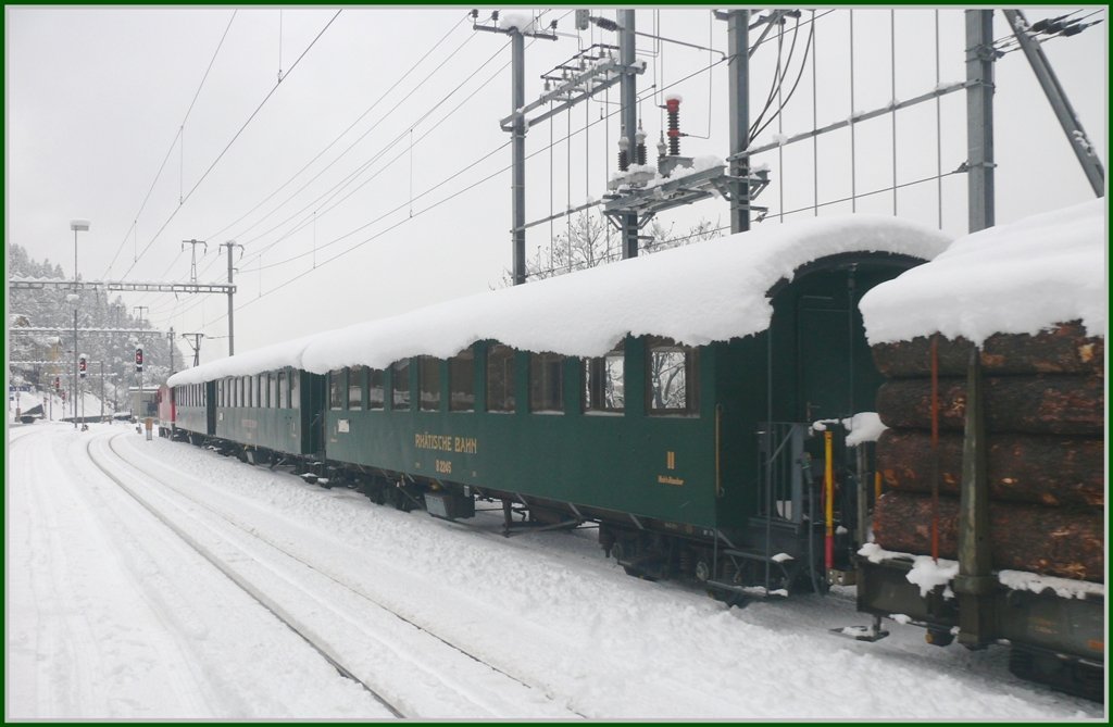 Gterzug mit tiefverschneiten Dampfzugwagen in Thusis. (01.12.2009)