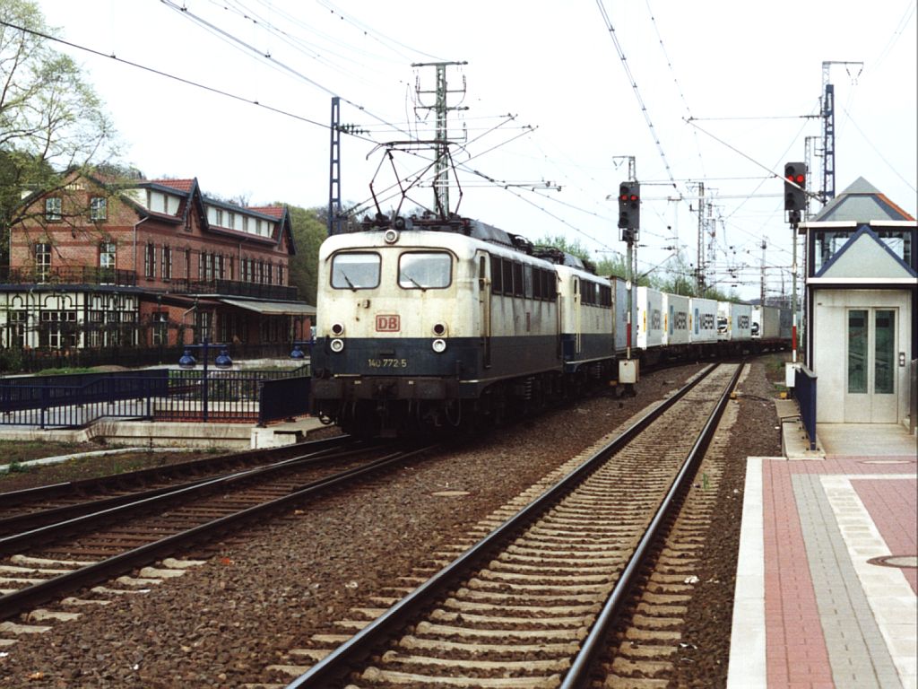 Gterzug mit zweimal ozeanblau-beige 140 (140 772-5 und 140 529-6) auf Bahnhof Bad Bentheim am 22-04-2000. Bild und scan: Date Jan de Vries.