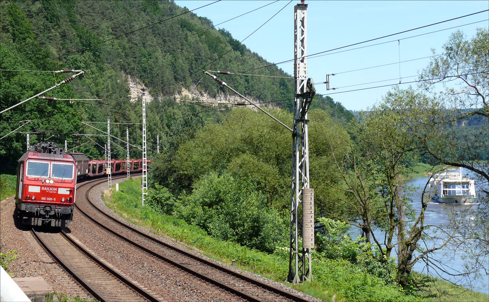 Gterzug nebst Schiff: 180 008 im Elbtal mit einem Gterzug nach Tschechien, daneben  August der Starke  elbaufwrts; 16.06.2010 zwischen Kurort Rathen und Knigstein