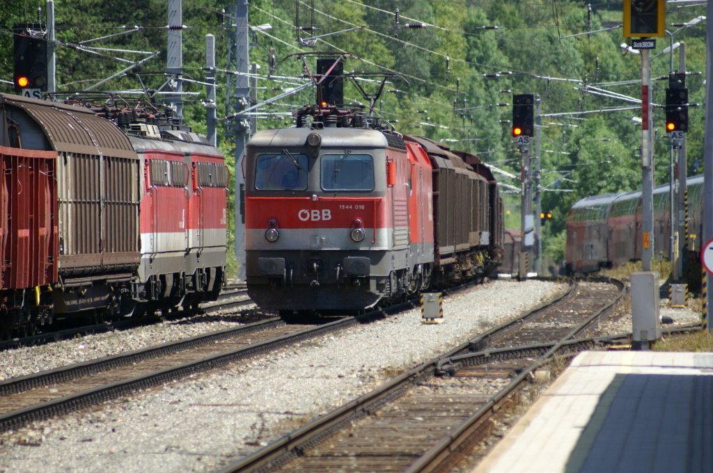 Gterzug-Treffen im Bahnhof Payerbach-Reichenau: Whrend 1144 016 mit 1116 009 einen Gterzug kommend von Gloggnitz ber den Semmering Richtung Steiermark ziehen wartet in der gegen Richtung ein Gterzug mit der 1142 595 und 1042 018 auf die Weiterfahrt in Richtung Wien. 5.6.2010