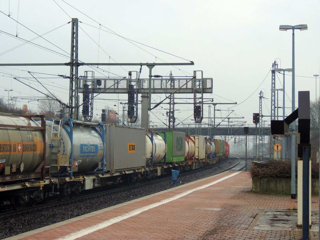  Gterzug-Trilogie 
Wie bunt dieser gemischte Gterzug ausfiel, lsst sich anhand dieser Aufnahme erahnen (16.2.2013).