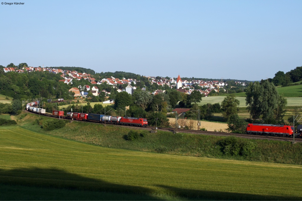 Gterzugbegegnung auf der Alb im Lonetal. Eine Baureihe 185 mit einem Containerzug Richtung Stuttgart trifft auf eine Baureihe 185 mit einem lzug Richtung Ulm. Aufgenommen am 16.07.2013 bei Lonsee.