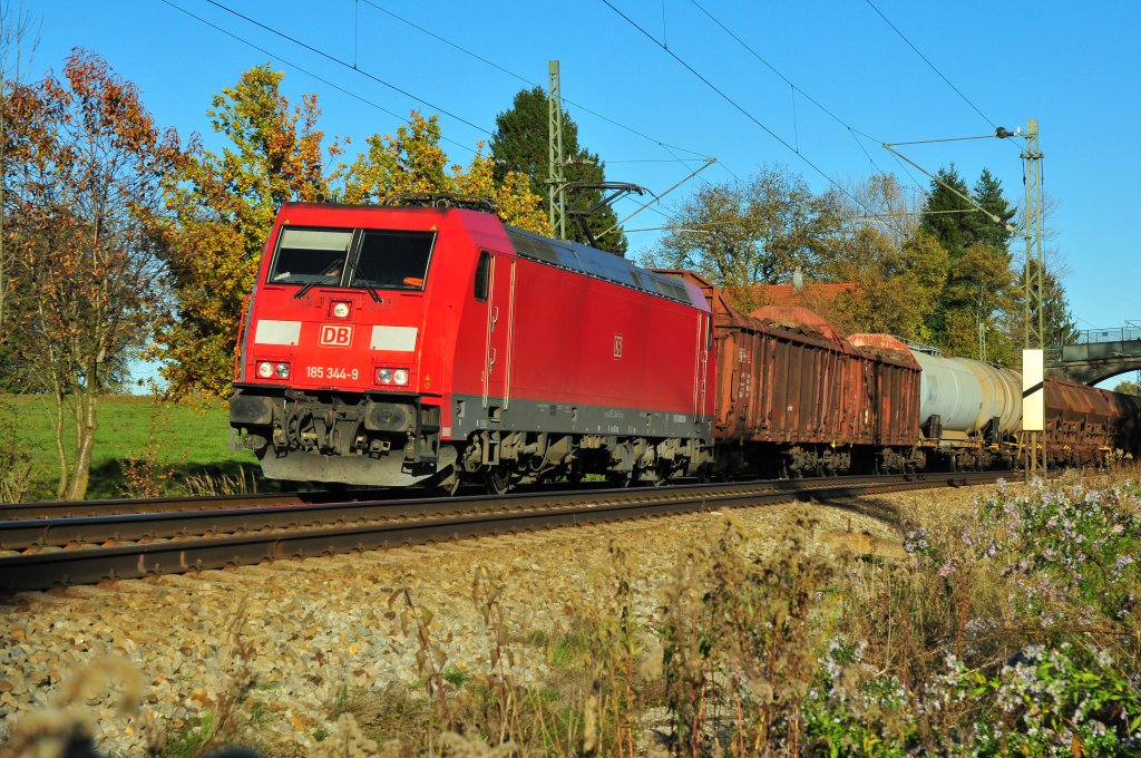 Gterzuglok 185 344-9 der DB befrdert ihre Fracht bei bersee in Richtung Mnchen am 02.11.12.