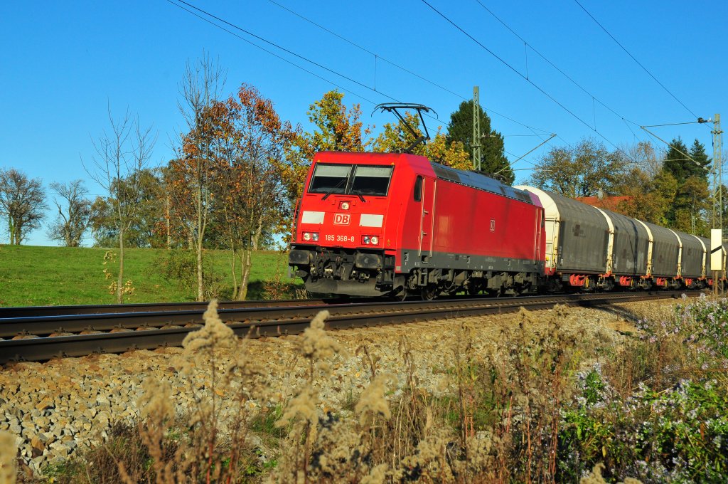 Gterzuglok 185 368-8 der DB mit ihrer Fracht auf dem Weg bei bersee in Richtung Mnchen am 02.11.12.