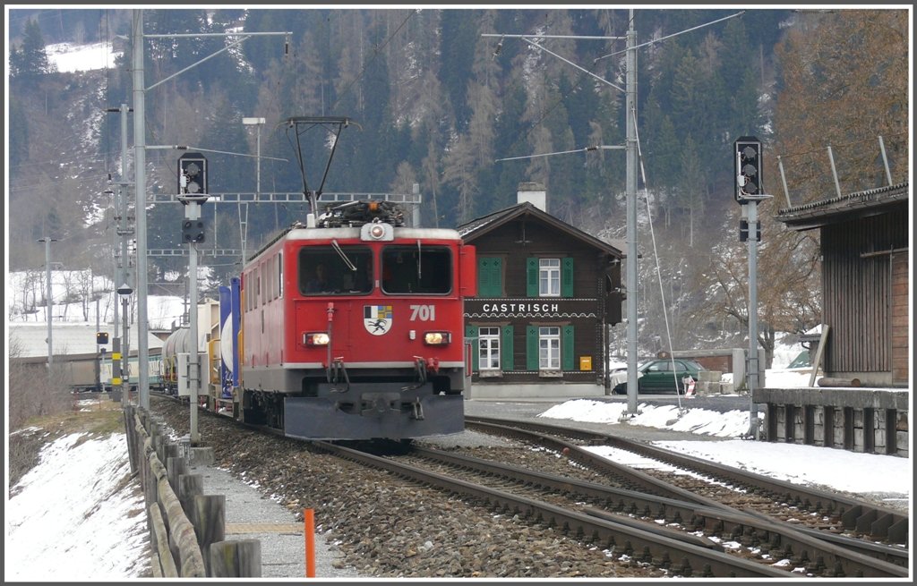 Gterzugskreuzung in Castrisch mit Ge 6/6 II 701  Raetia . (09.03.2010)