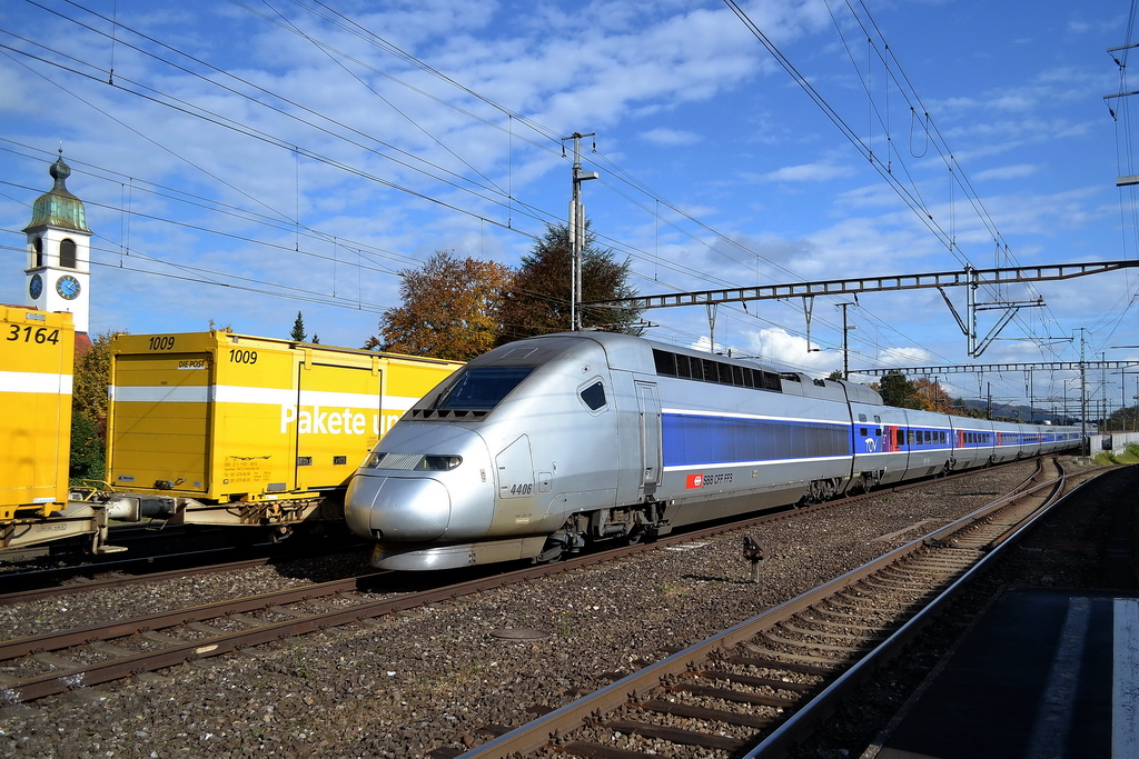 Gut 20 Minuten nach der Abfahrt in Zrich taucht nun 4406 in Rupperswil-Aargau auf. Nur 40 Minuten Wartezeit fr die Aufnahmen der beiden TGV Zge sind nicht lang, besonders bei diesem schnen Herbstwetter.26.10.2011   