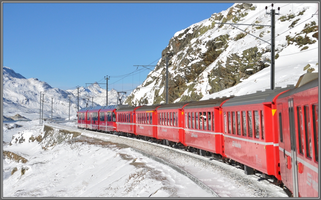 Gut ausgelasteter R1644 auf dem Berninapass entlang des Lago Bianco.(08.12.2011)