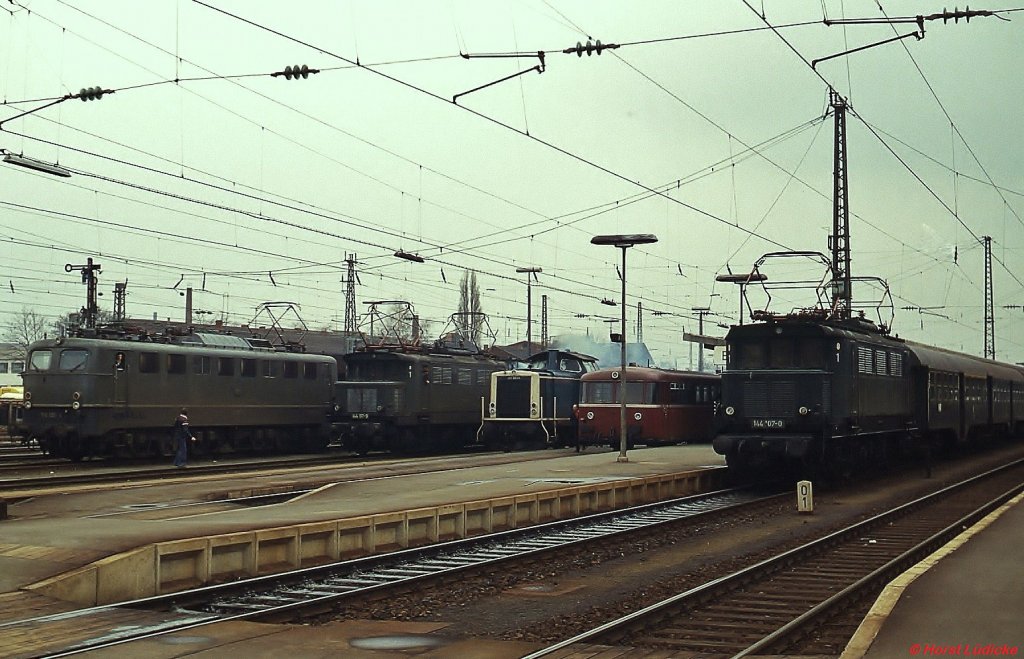Gut besetzt sind die Gleise im Bahnhof Bamberg am 07.04.1979: von links nach rechts warten 150 139-4, 144 117-9, eine VT 98-Garnitur und 144 107-0 auf ihre Ausfahrt, während eine 211/212 an ihnen vorbeibrummt