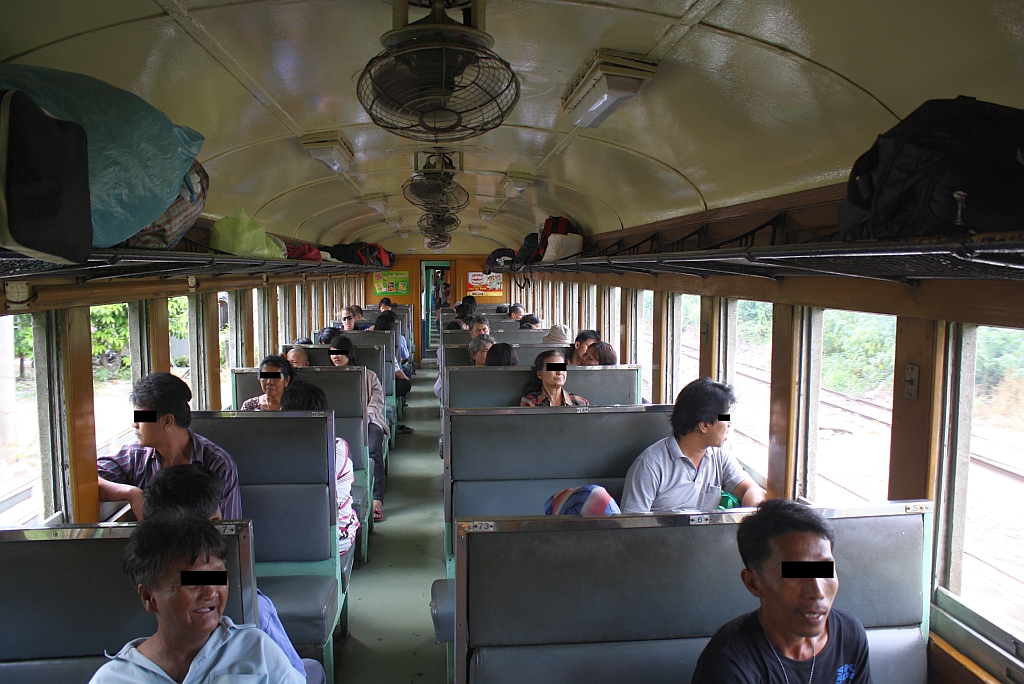 Gut besetzt zeigt sich der บชส.420 (บชส. =BTC./Bogie Third Class Carriage), eingereiht im ORD 233 nach Surin, am 11.Juni 2011 im Bf. Muak Lek.