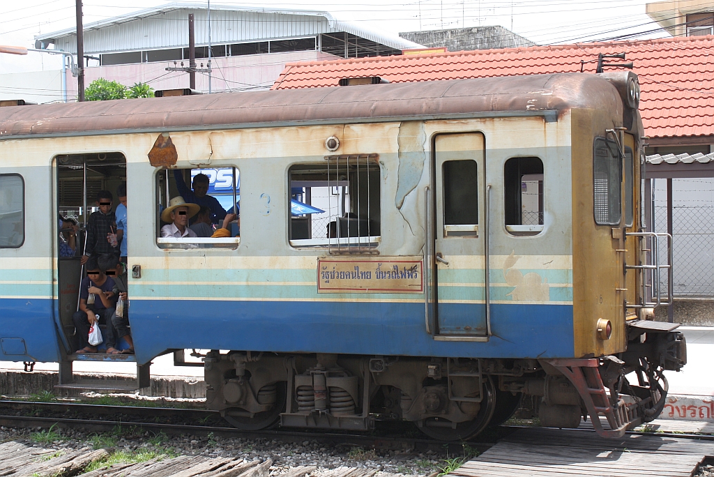 Gut besetzt zeigt sich der พซข.16 (พซข. = BTD/Bogie Trailer Diesel Railcar With Driving Cab, Hitachi, Bauj. 1967) am 18.Juni 2011 im Bf. Bua Yai Junction.