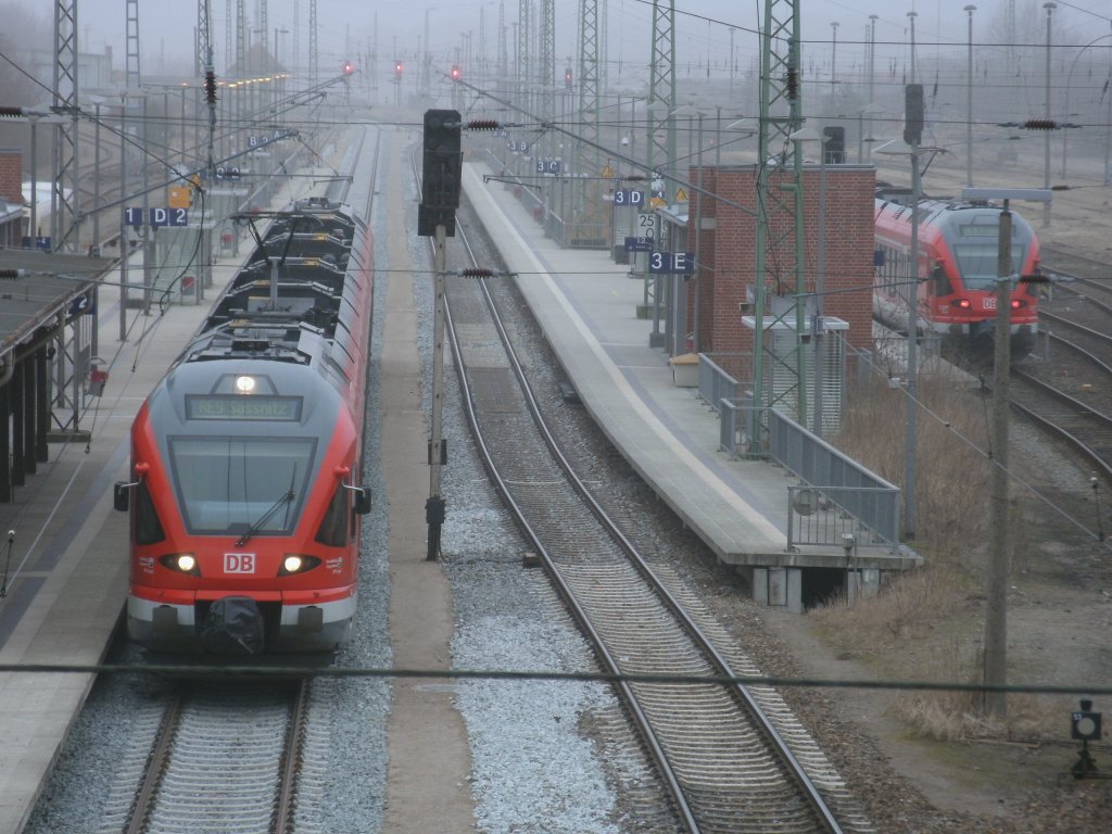 Gut drei Stunden standen,wegen dem Lokf�hrerstreik,am 04.M�rz 2011,in Bergen/R�gen:429 030 und rechts 429 028 auch die PRESS stand mit ihrem VT650 032 in Bergen/R�gen.