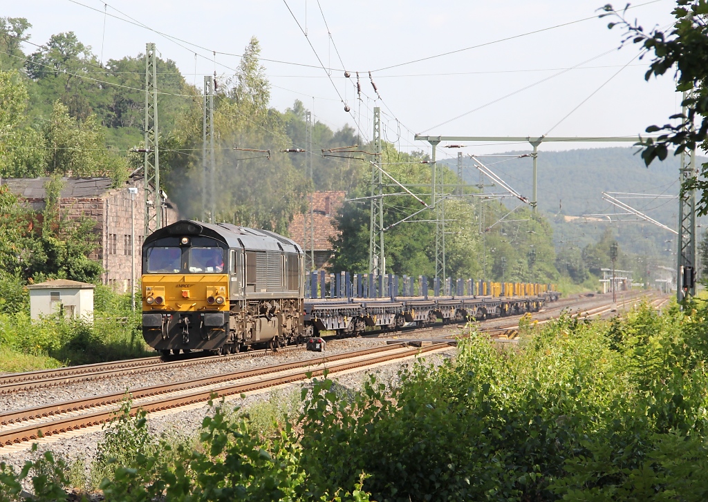 Gut hrbar donnerte die 266 119-7 mit ihren leeren Wagen nach einem Signalhalt in Eschwege West weiter in Richtung Sden. Aufgenommen am 02.08.2012 beim B Eltmannshausen/Oberhone.