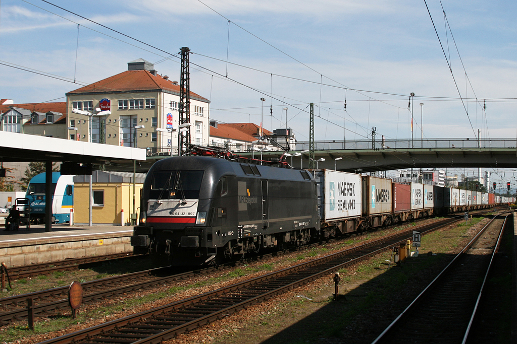 Gut zwei Jahre spter: Selbe Lok, selber Ort, andere Farbe. Am 07.09.2009 konnte ich 182 597 erneut in Regensburg aufnehmen, leider nun in schwarzer Lackierung.