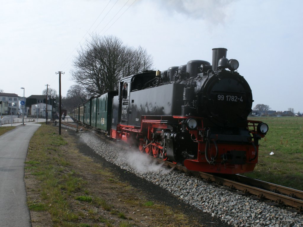 Gut zwei Minuten sp�ter nach der Ankunft verlie� 99 1782,am 21.April 2012,Baabe in Richtung Putbus.