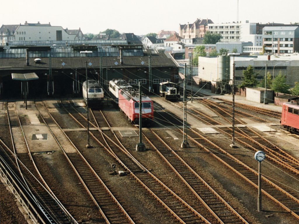 Gute alte Zeiten mit eine 216, 120, 111 und eine 332 bei der Bahnbetriebwswerke Oldenburg, leider heute nicht mehr dort. Das Bild ist 20 Jahre alt (14-09-1991). Bild und scan: Date Jan de Vries.