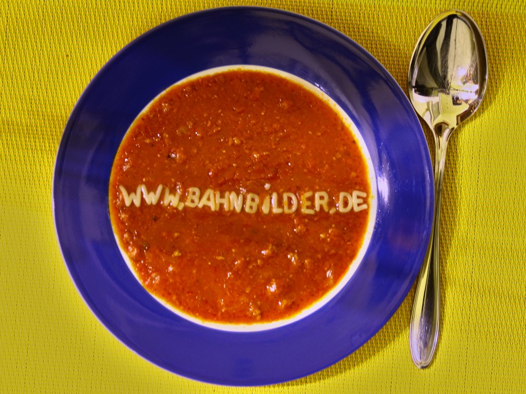 Guten Appetit! Kleine Spielerei mit Buchstabensuppe beim Abendessen.